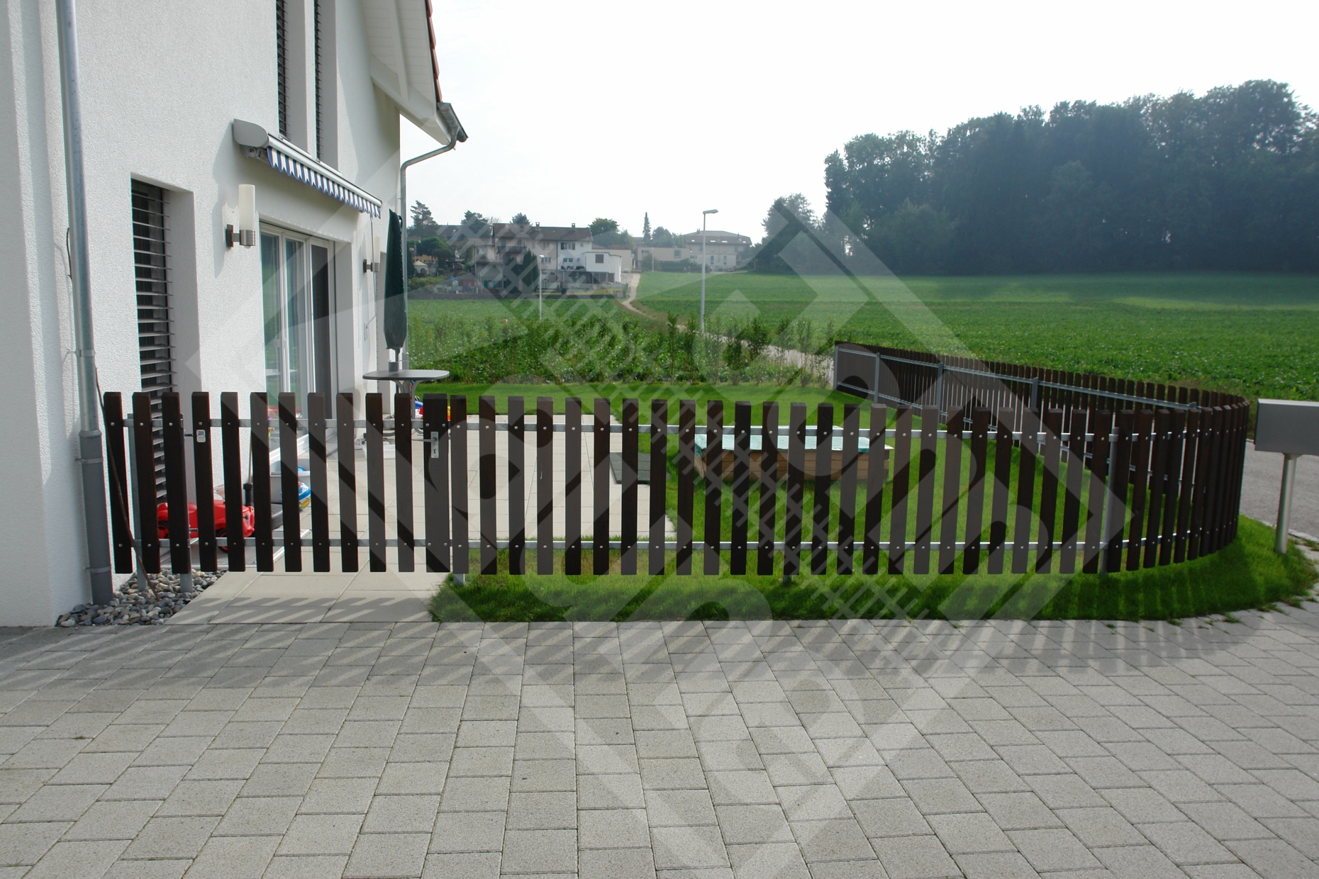 1.1.3.10 Holz-Staketenzaun mit Stahltraversen, Kopf angeschrägt