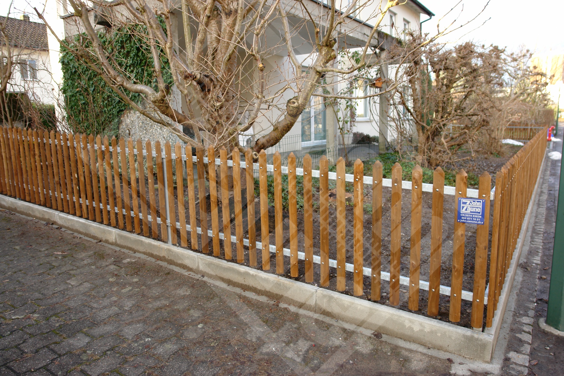 5 Palisadenzaun mit Stahltraversen