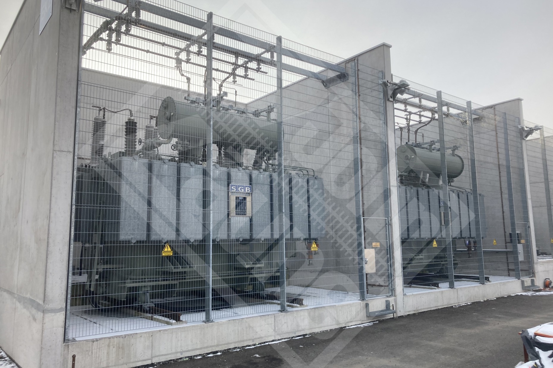 11 Gittermattenzaun als Schutzzaun um Trafoanlagen