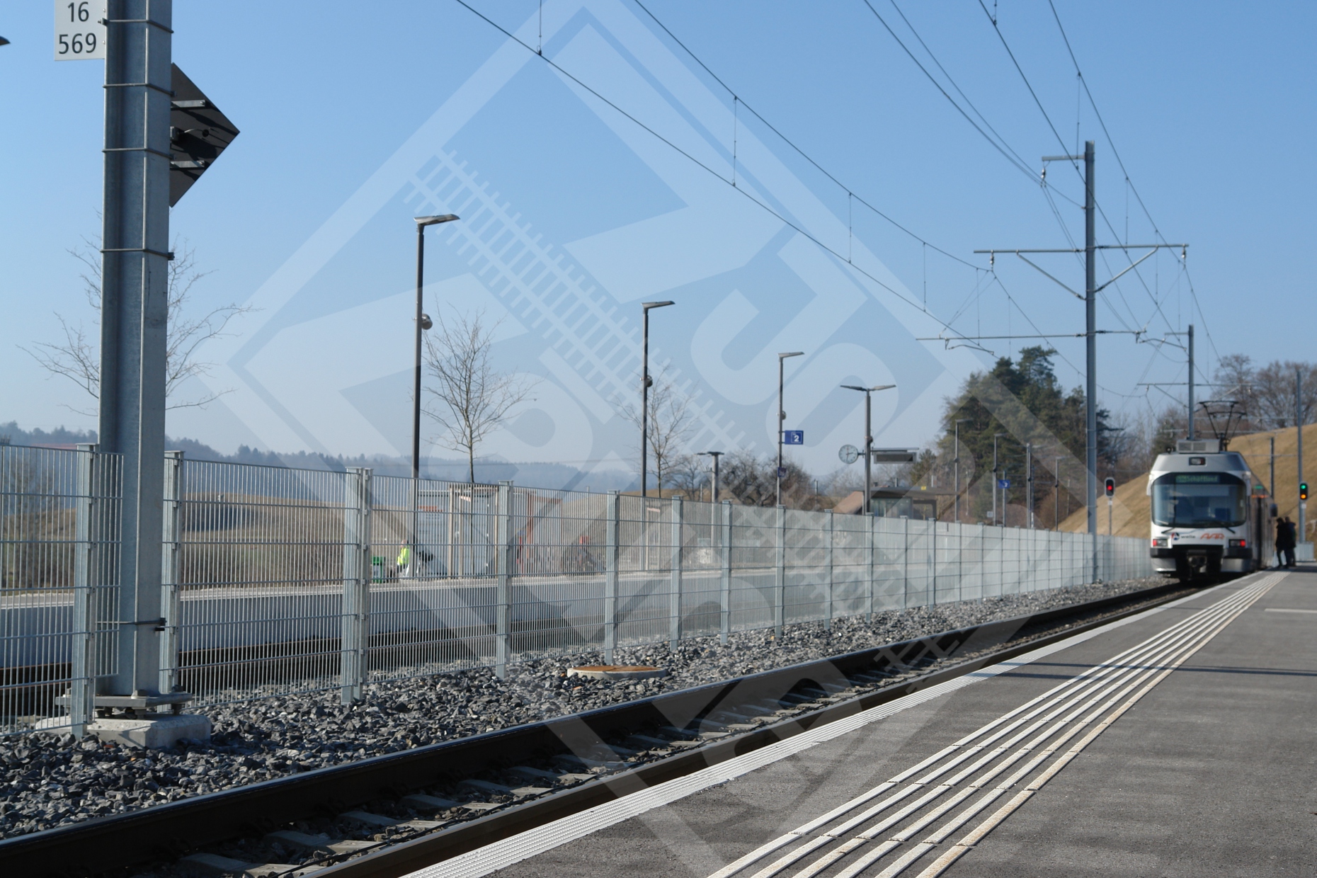 8 Sicherheitszaun zwischen Geleisen an Bahnhaltestelle