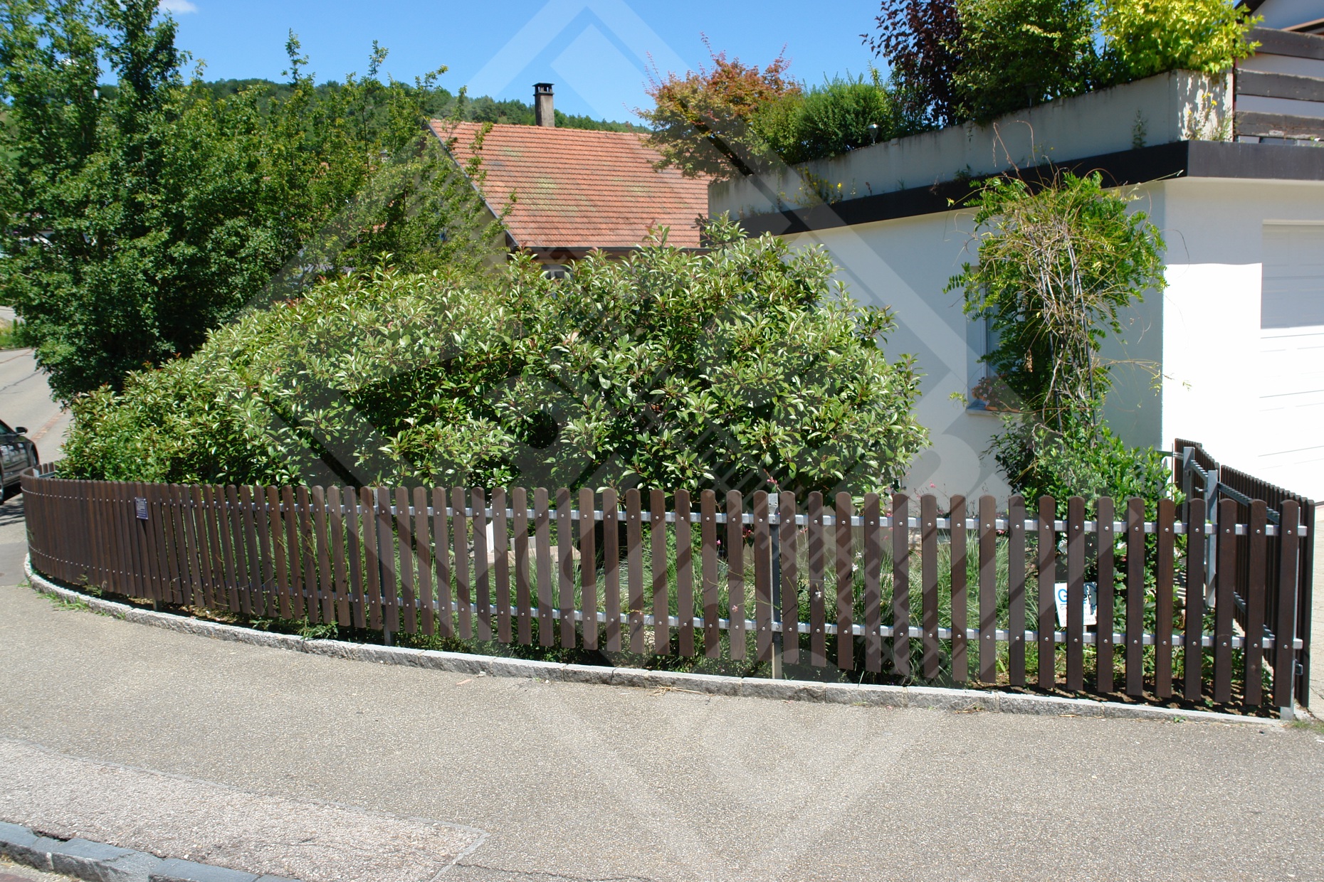 7 Holz-Staketenzaun Kopf abgerundet mit Stahltraversen