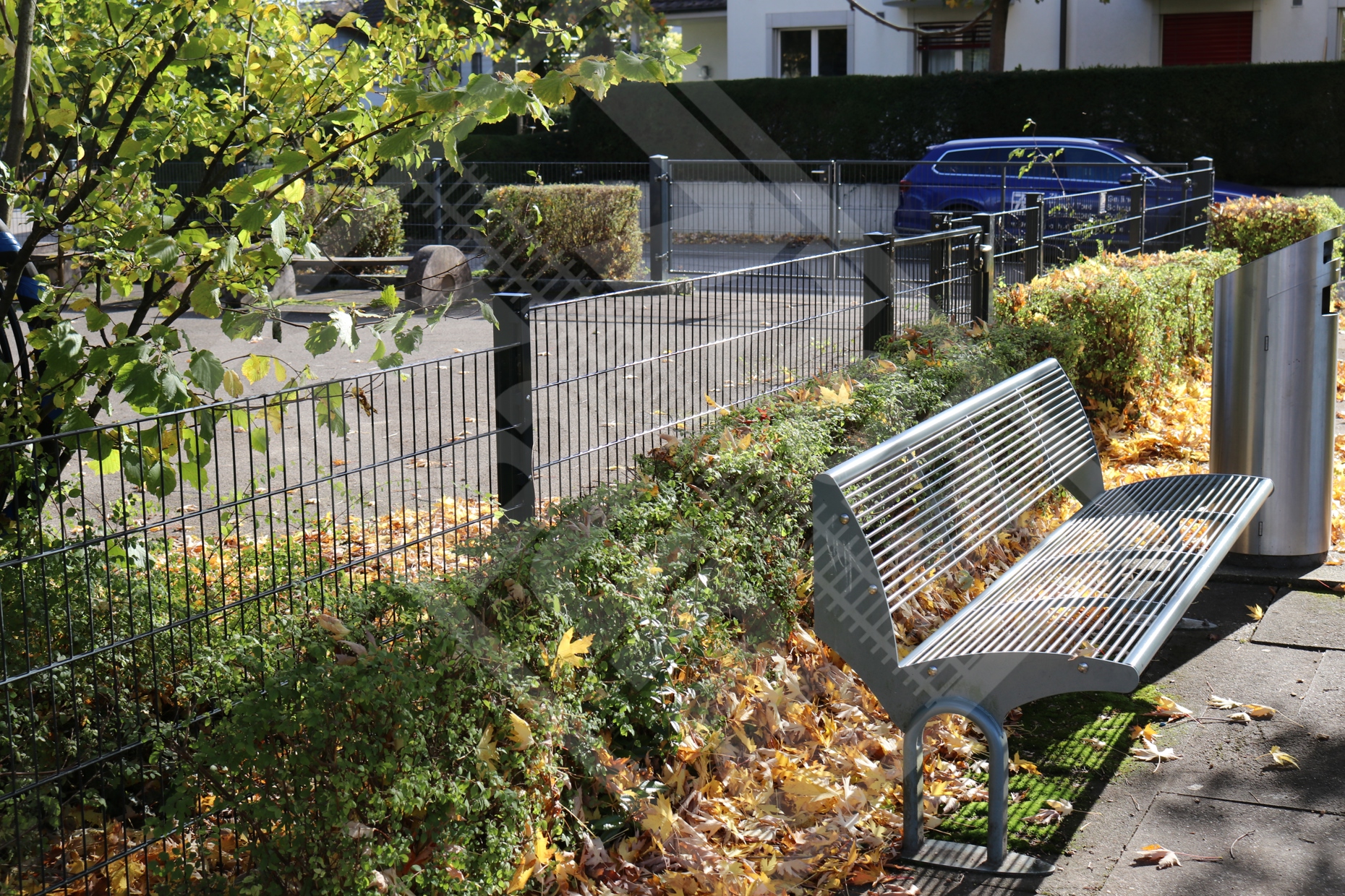 11 Doppelstab-Gittermattenzaun verzinkt u. beschichtet um Schulgelände