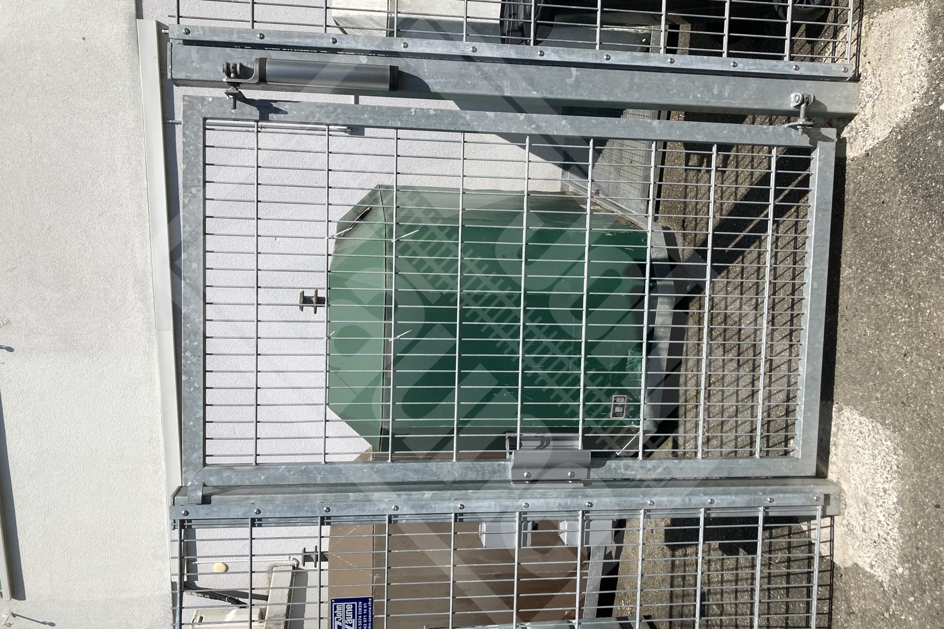 Türe mit Magnetschloss bei Entsorgungsstation