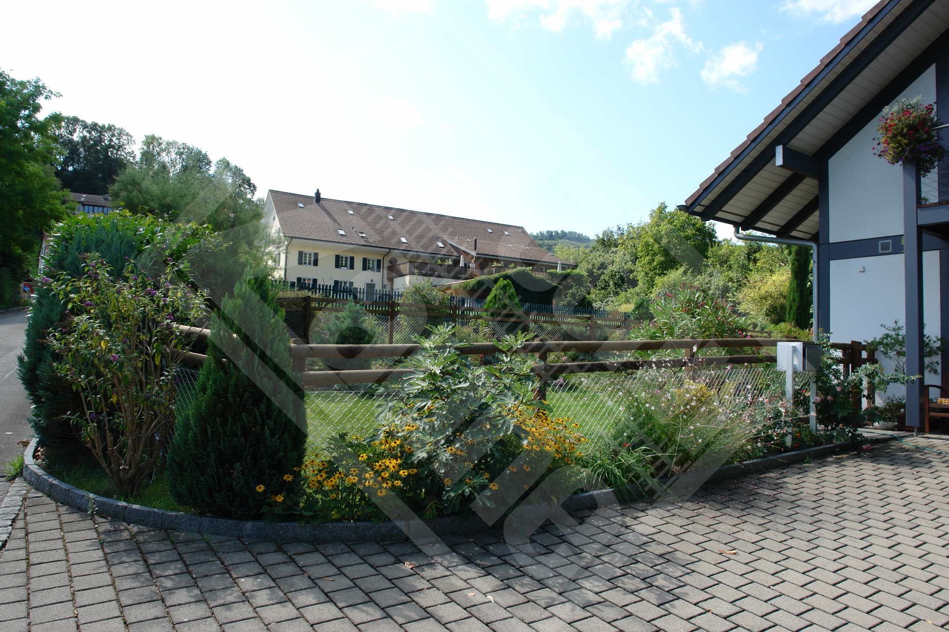6 Weidezaun mit Diagonalgeflecht u. 2 Halbrundlatten