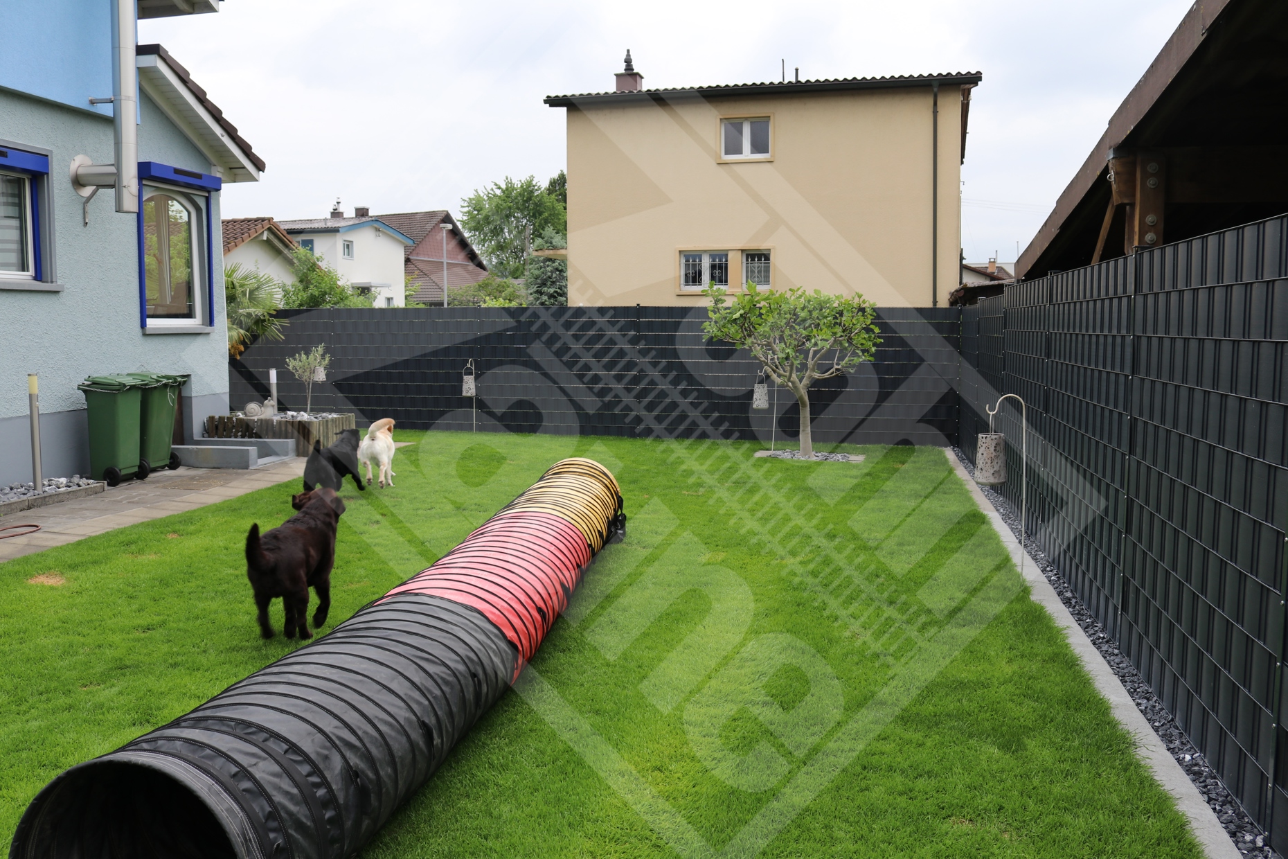 13 Hundespielraum, Doppelstab-Gittermattenzaun verzinkt u. beschichtet mit Kunststoff-Sichtschutzstreifen anthrazit