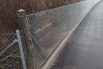 Diagonalgeflechtzäune an neue Rohrpfosten und best. Betonpfosten in Möhlin