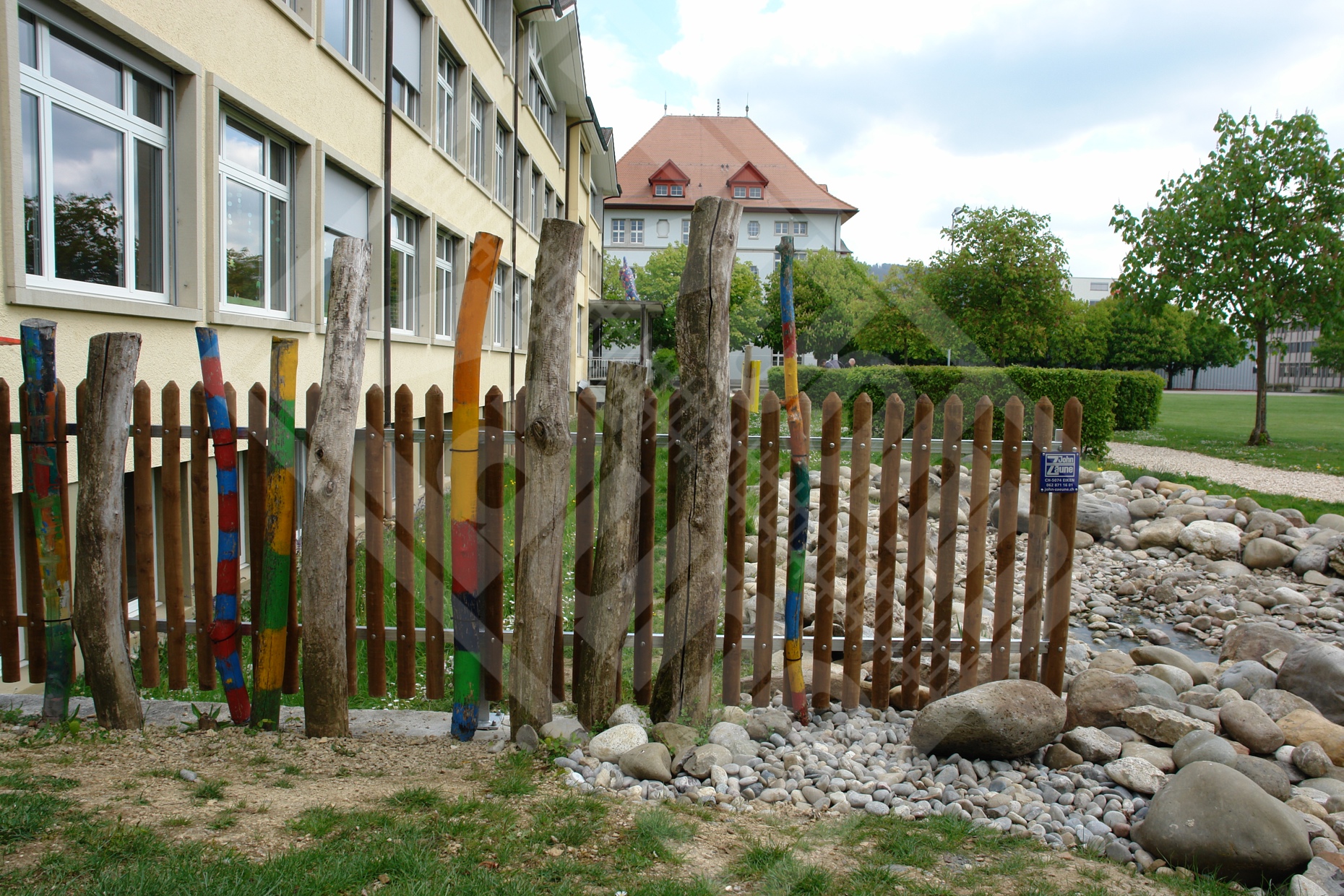 5 Palisadenzaun bei einer Schule