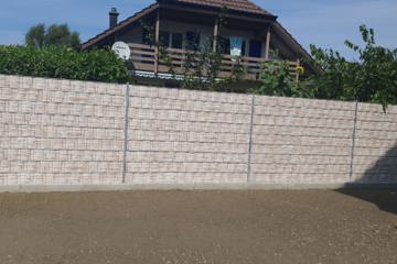 Gittermatten-Sichtschutzzaun mit Motiv Steinwand in Rüfenach