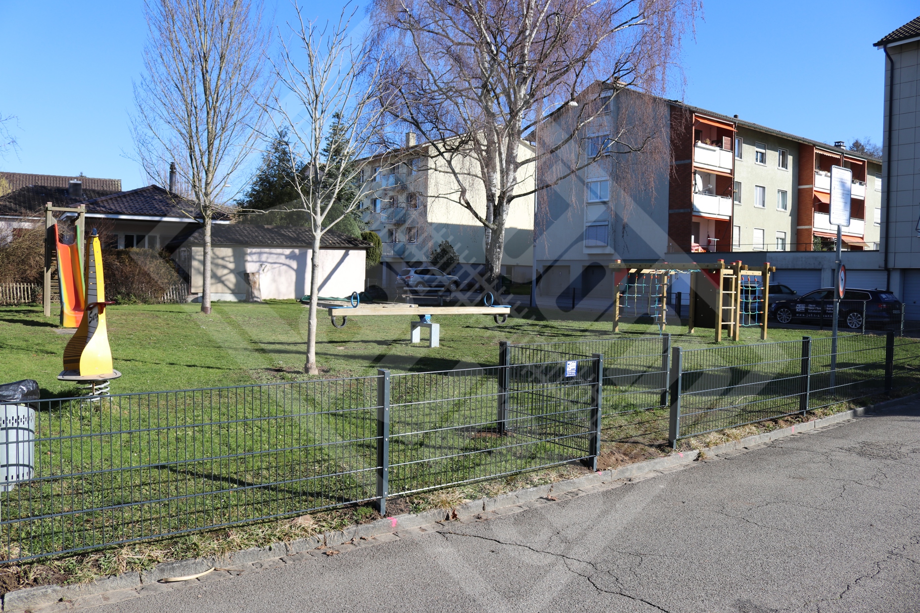 2 Doppelstab-Gittermattenzaun anthrazit um Spielplatz