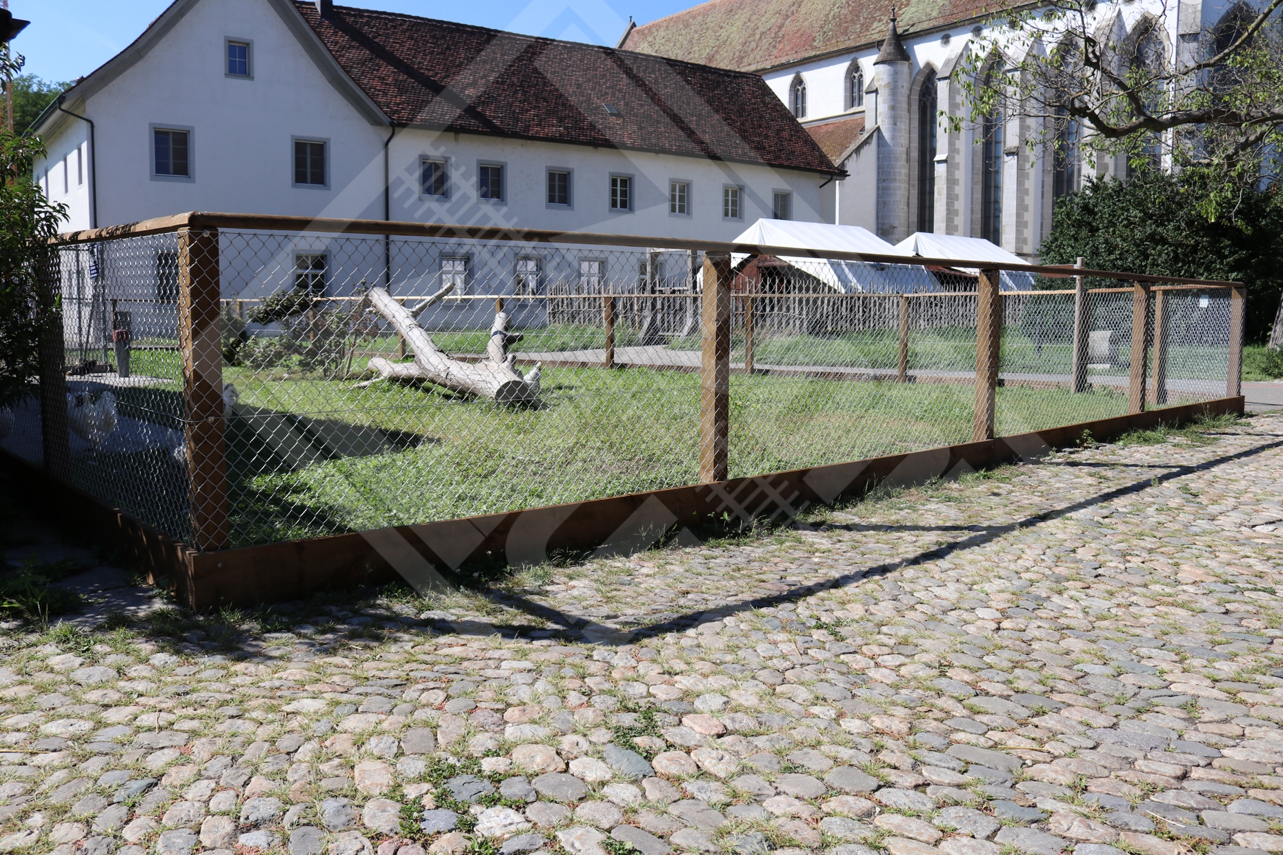 5.1.2 Tiergehege mit 1 Holz-Querlatte unten Diagonalgeflecht u. Sockelbrett
