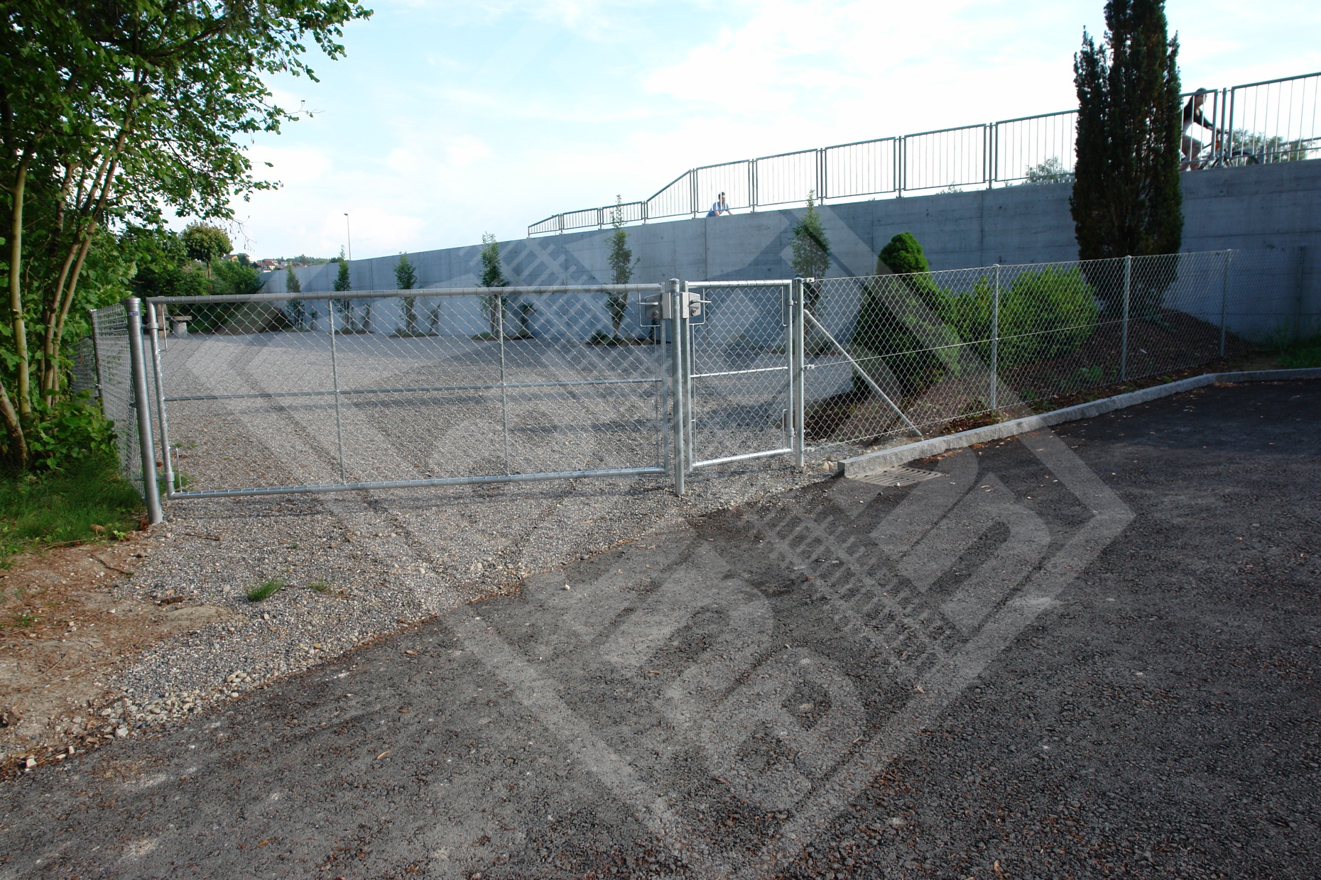 5 Diagonalgeflechtzaun-Einflügeltor mir zusätzlicher Personentüre