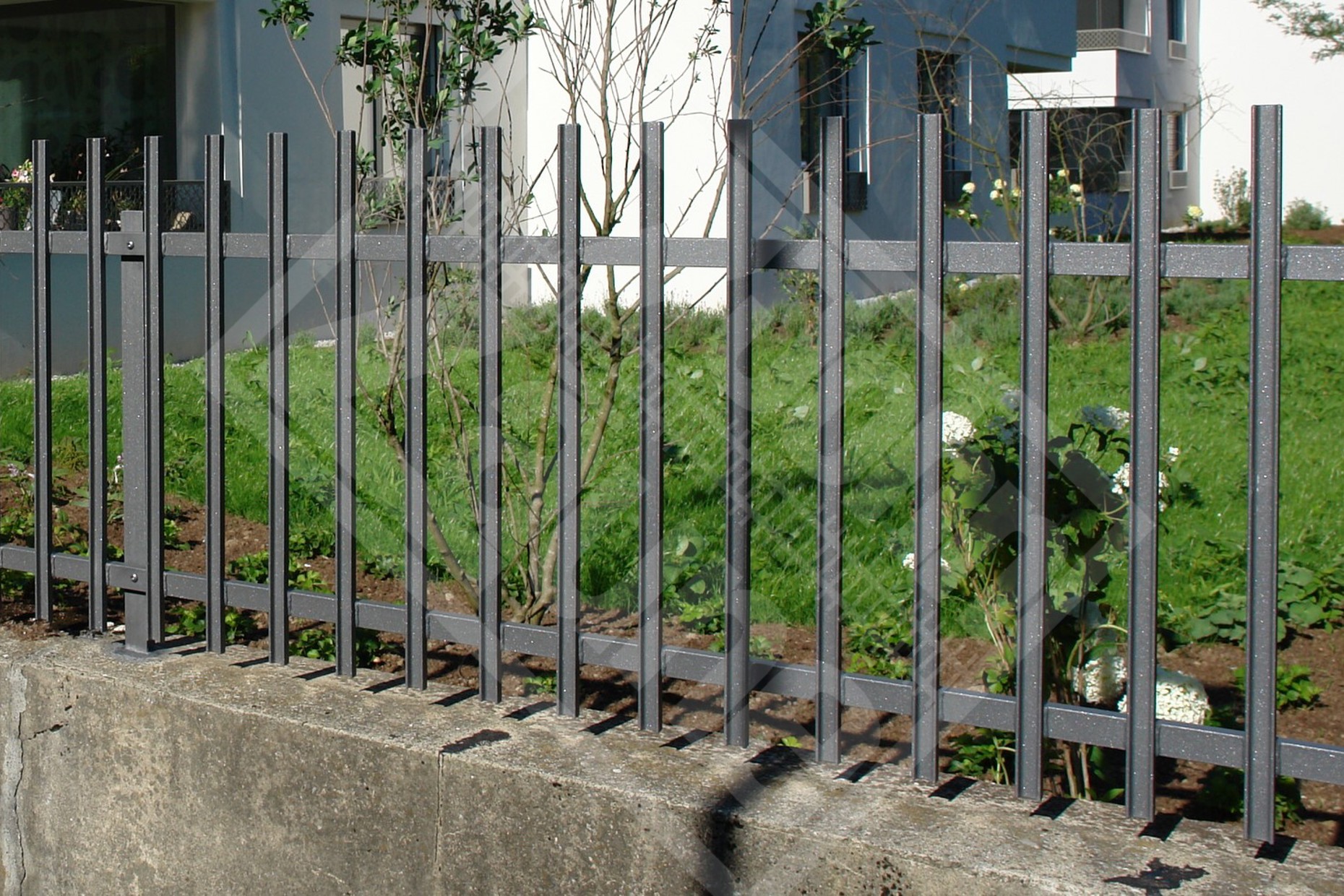 10 U-Stahl Staketengeländer in Ortsbildschutz