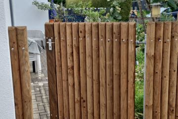 Palisadensichtschutzwand - Türe mit Stahlkonstruktion in Hornussen
