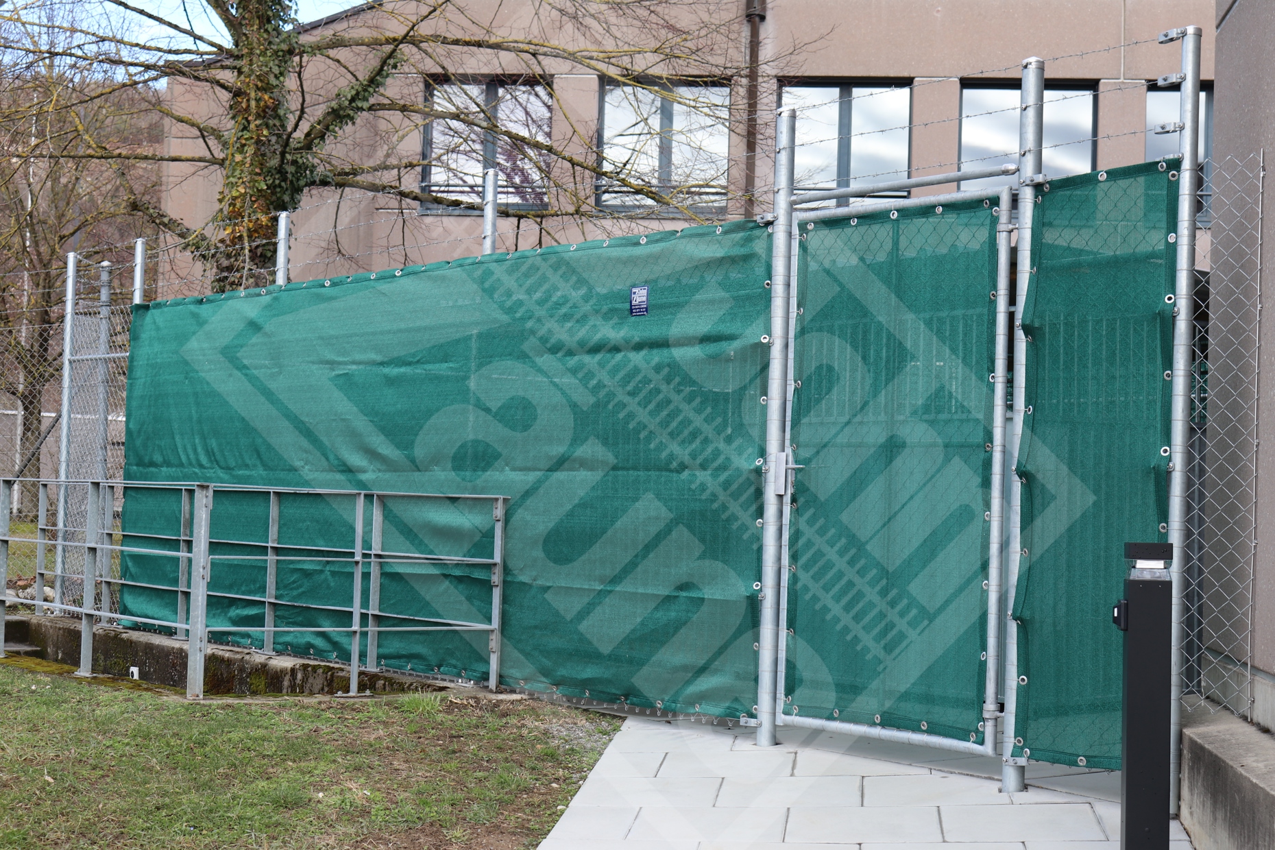 3 Sichtschutz grün an Diagonalgeflechtzaun