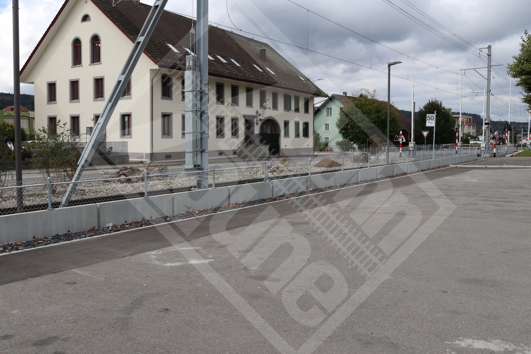 20 Sicherheitszaun zwischen Eisenbahn und Parkplatz