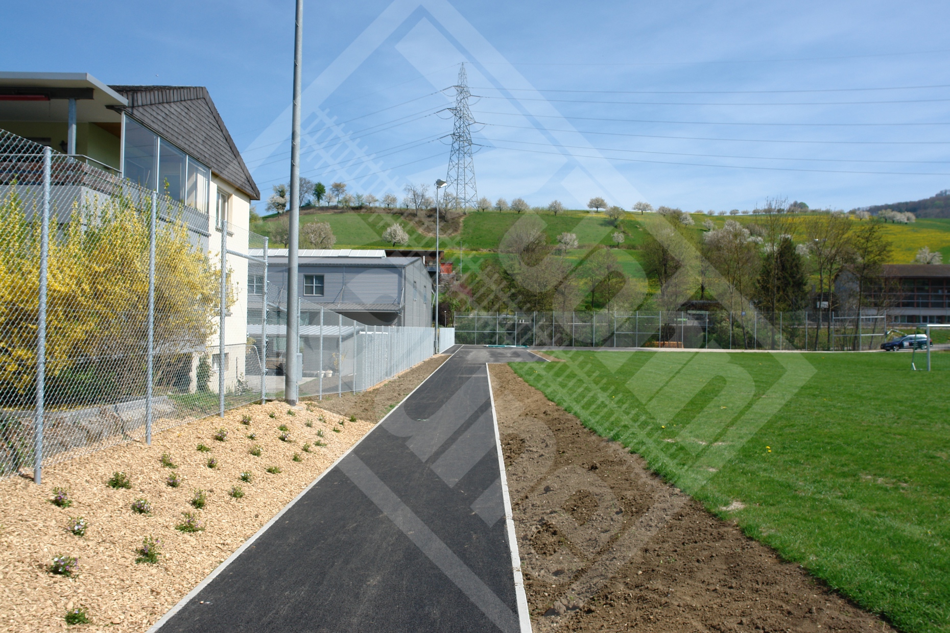 4 Diagonalgeflechtzaun entlang Laufbahn