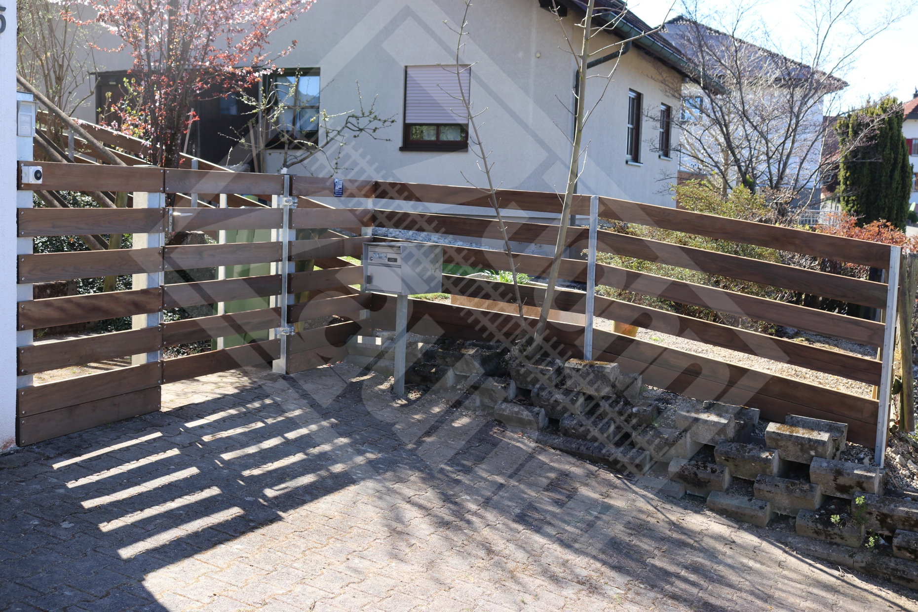 4 Bretterzaun mit Stahlpfosten verzinkt und Vierkantlatten horizontal montiert