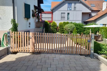 Lärchen Naturholz Staketen Doppeltor mit Stahlkonstruktion, in Gefälle In Grindel (BL)