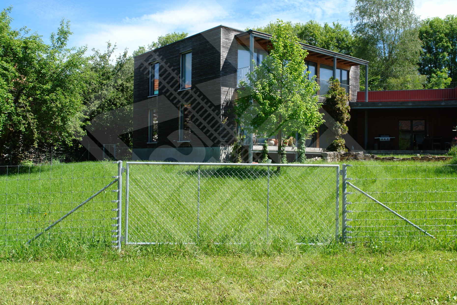 3 Aushebetor Rohrrahmenkonstruktion mit Diagonalgeflecht bespannt