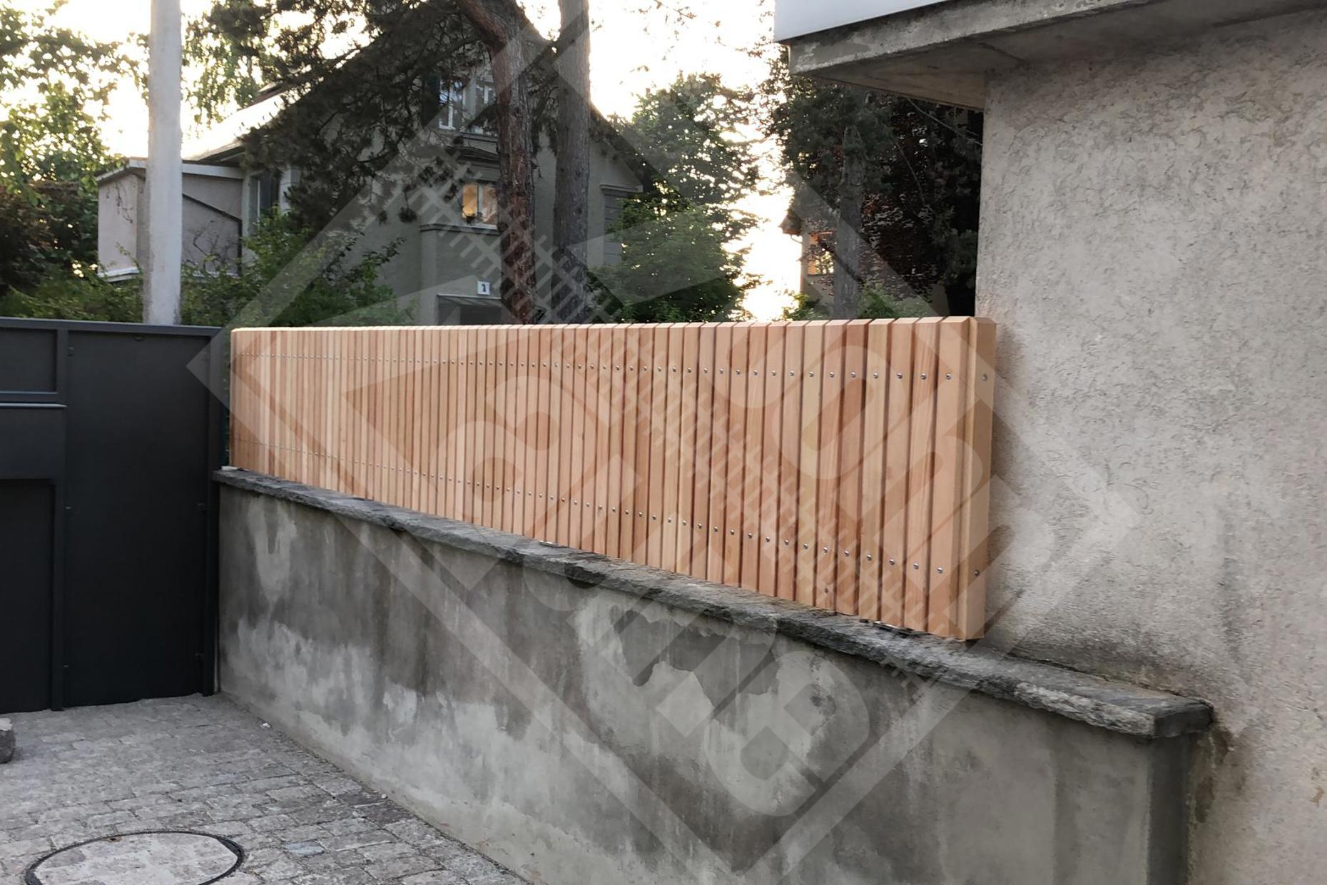 4 Lärchenstaketen-Sichtschutzzaun NH ca. 65 cm auf Mauer
