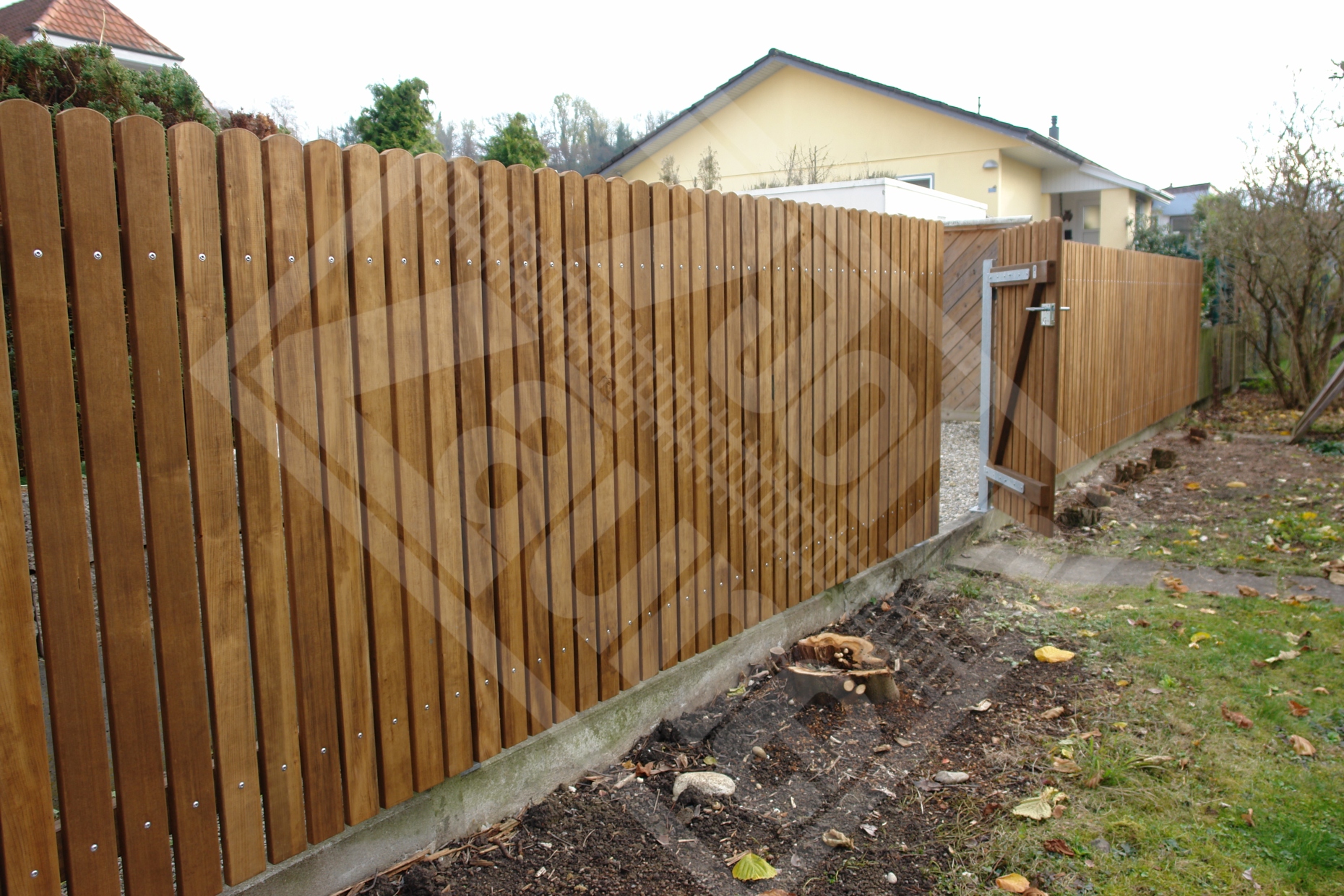 15 Staketen-Sichtschutzwand senkrecht mit Rundkopf u. Lattenabstand