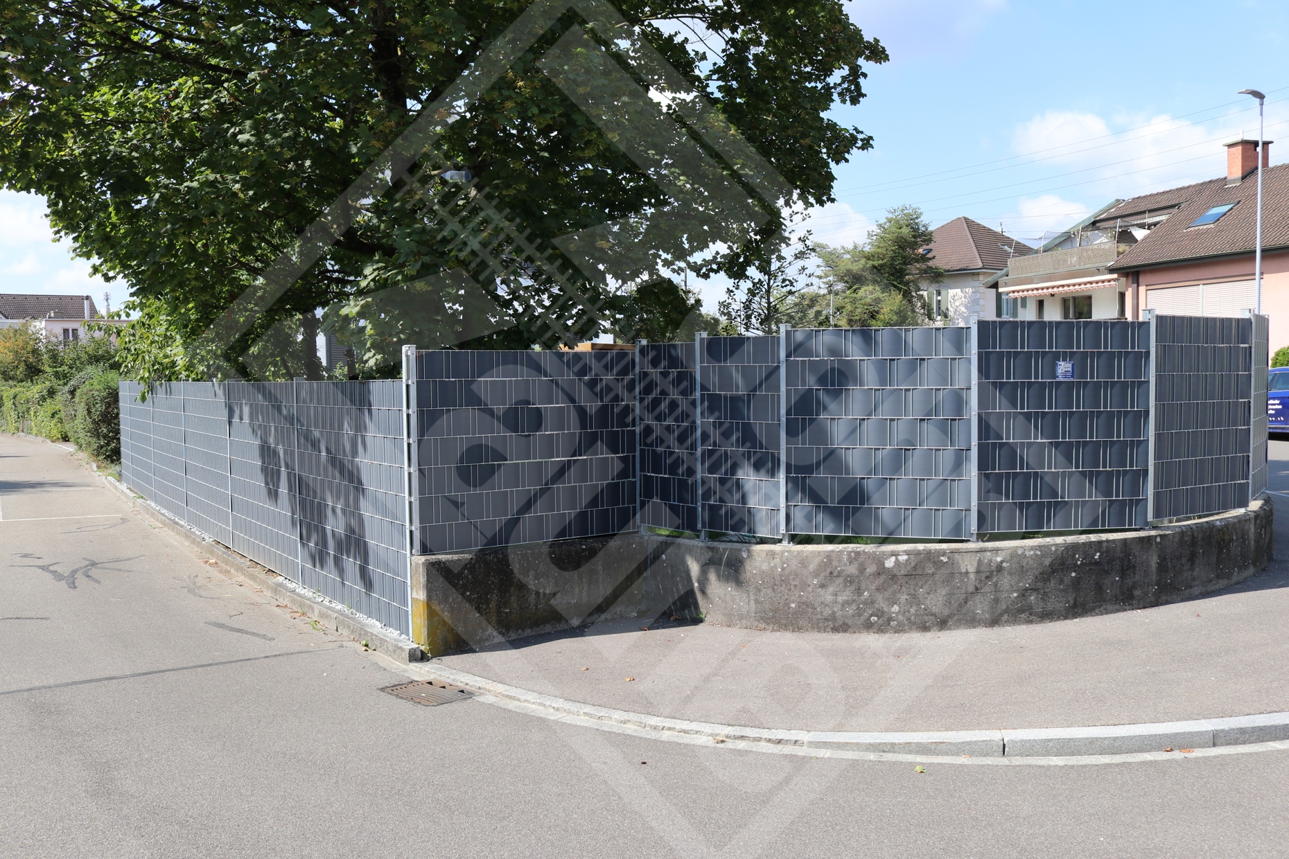 1 Doppelstab-Gittermattenwand verzinkt mit Kunststoff-Sichtschutzstreifen anthrazit (1)