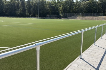 Zuschauerabschrankung um Kunstrasen-Fussballfeld  in Aarau-Rohr