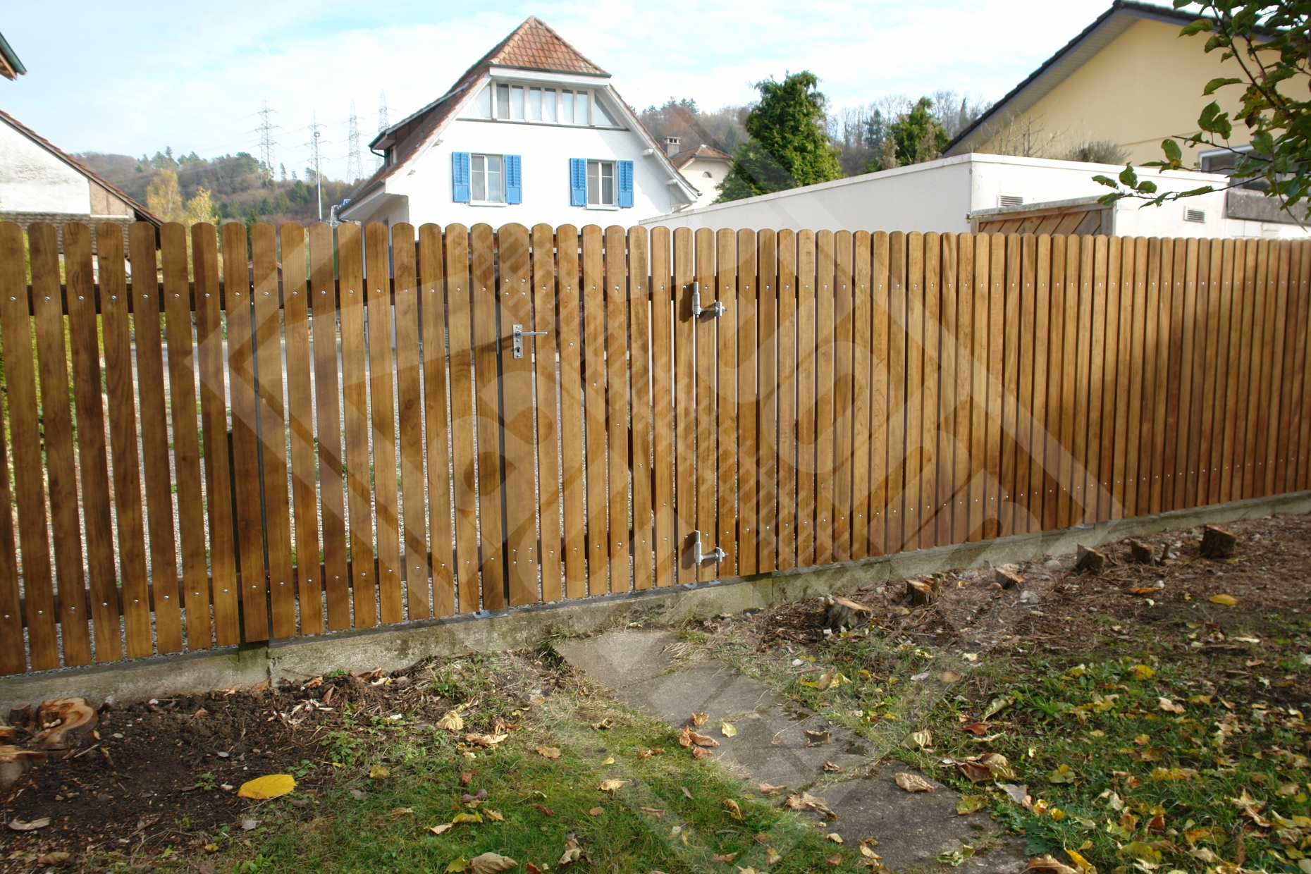 6 Sichtschutzzaun braun druckimprägniert, Abstand ca. 30 mm, Köpfe halbrund, ohne Schweifung