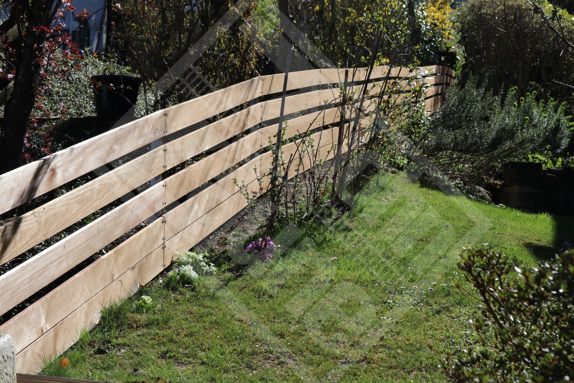 3 Bretterzaun mit Stahlpfosten verzinkt und Vierkantlatten horizontal montiert