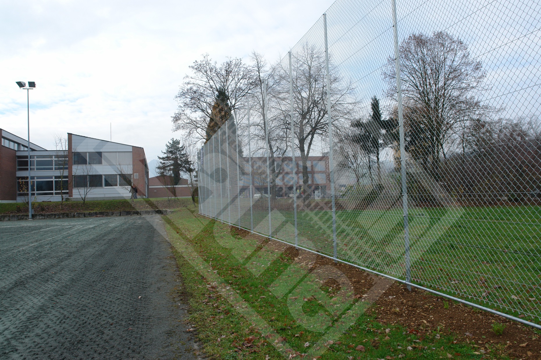 10 Ballfangzaun mit Diagonalgeflecht verzinkt u. unterem Verstärkungsrohr