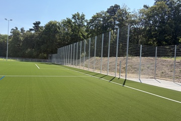 Ballfangzaun mit Gittermatten um Kunstrasen-Fussballfeld  in Aarau-Rohr