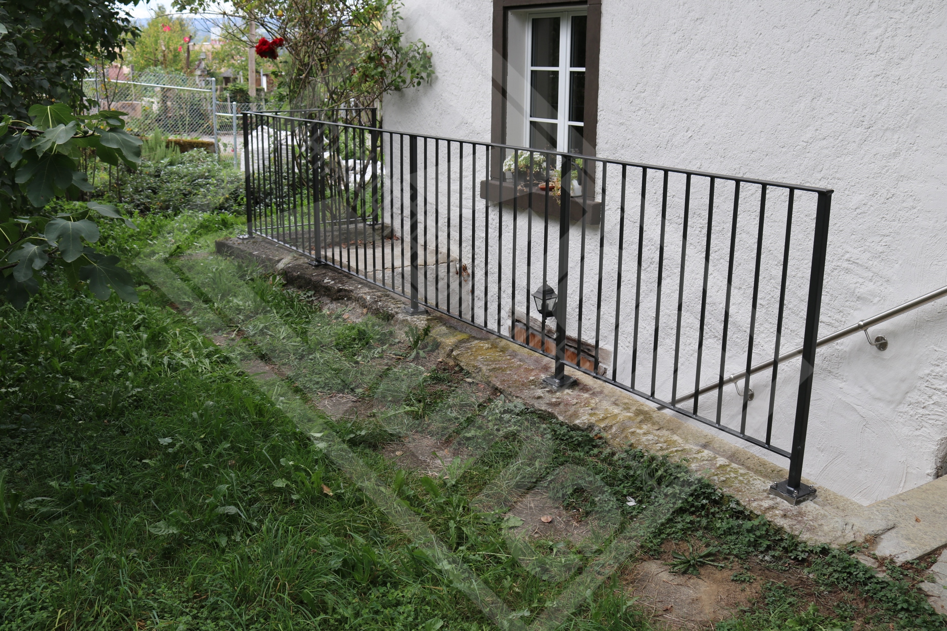 6 Stahl-Staketengeländer beschichtet mit Struktur Eisenglimmer bei Treppenabgang77