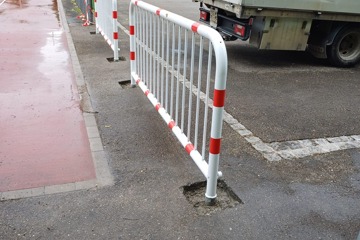 Absperrpfosten und Durchfahrtssperre aushebbar rot/weiss