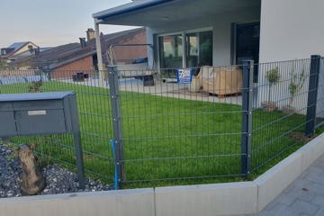 Gittermattenzaun anthrazit mit Türe in Rüfenach