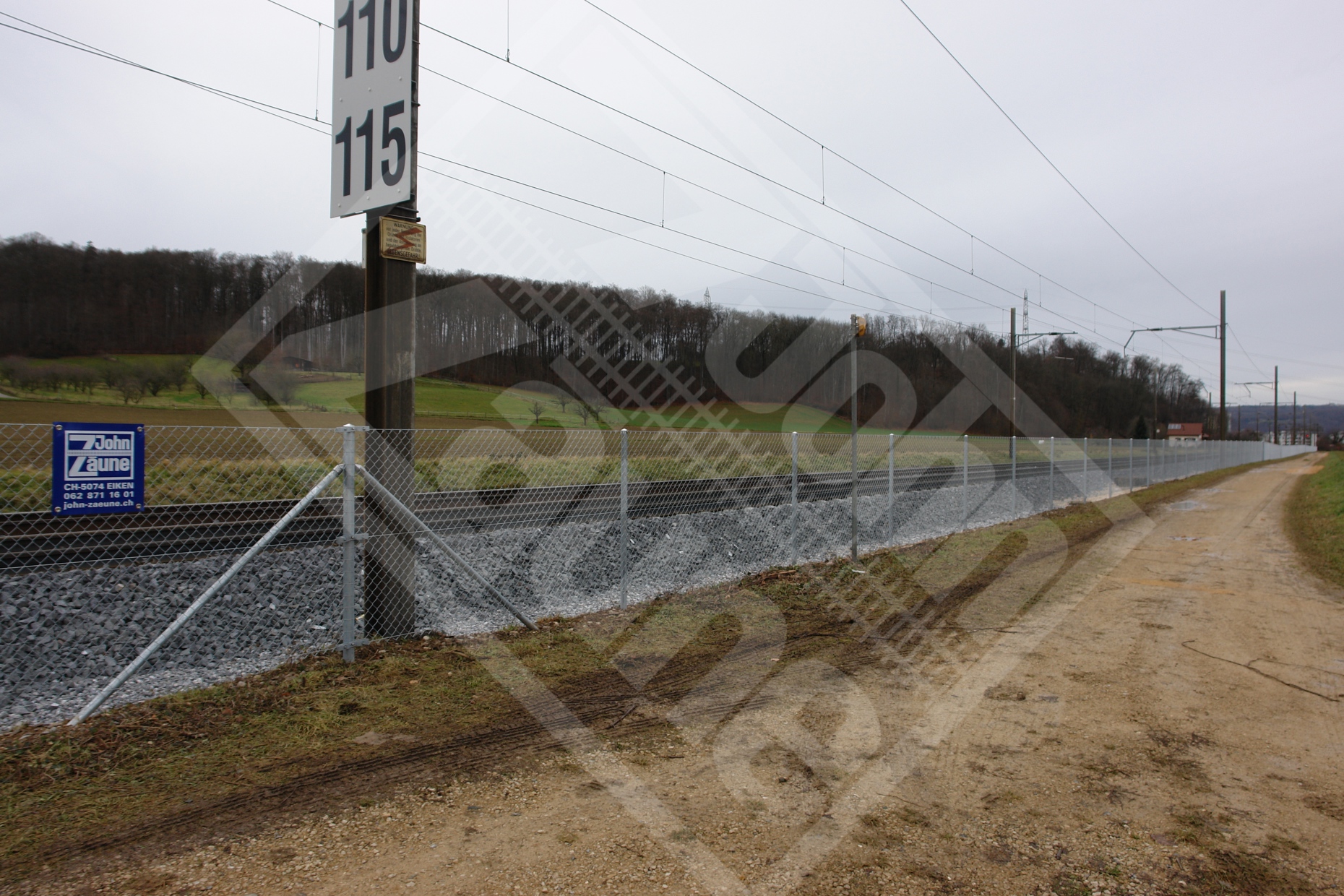 17 Diagonalgeflechtzaun entlang Fussweg und Eisenbahn