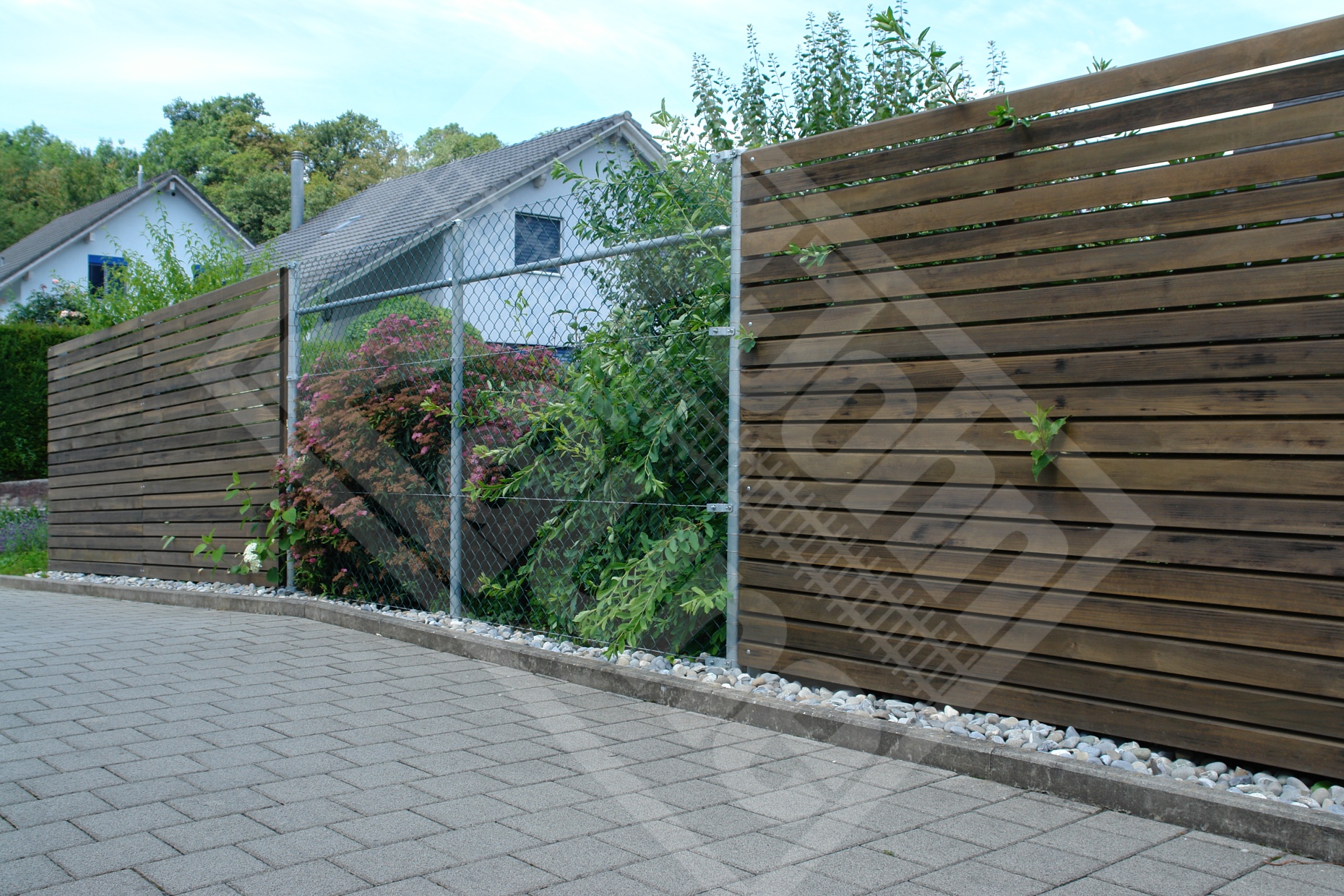 21 Horizontal-Sichtschutzwand mit Diagonalgeflechtzaun verzinkt