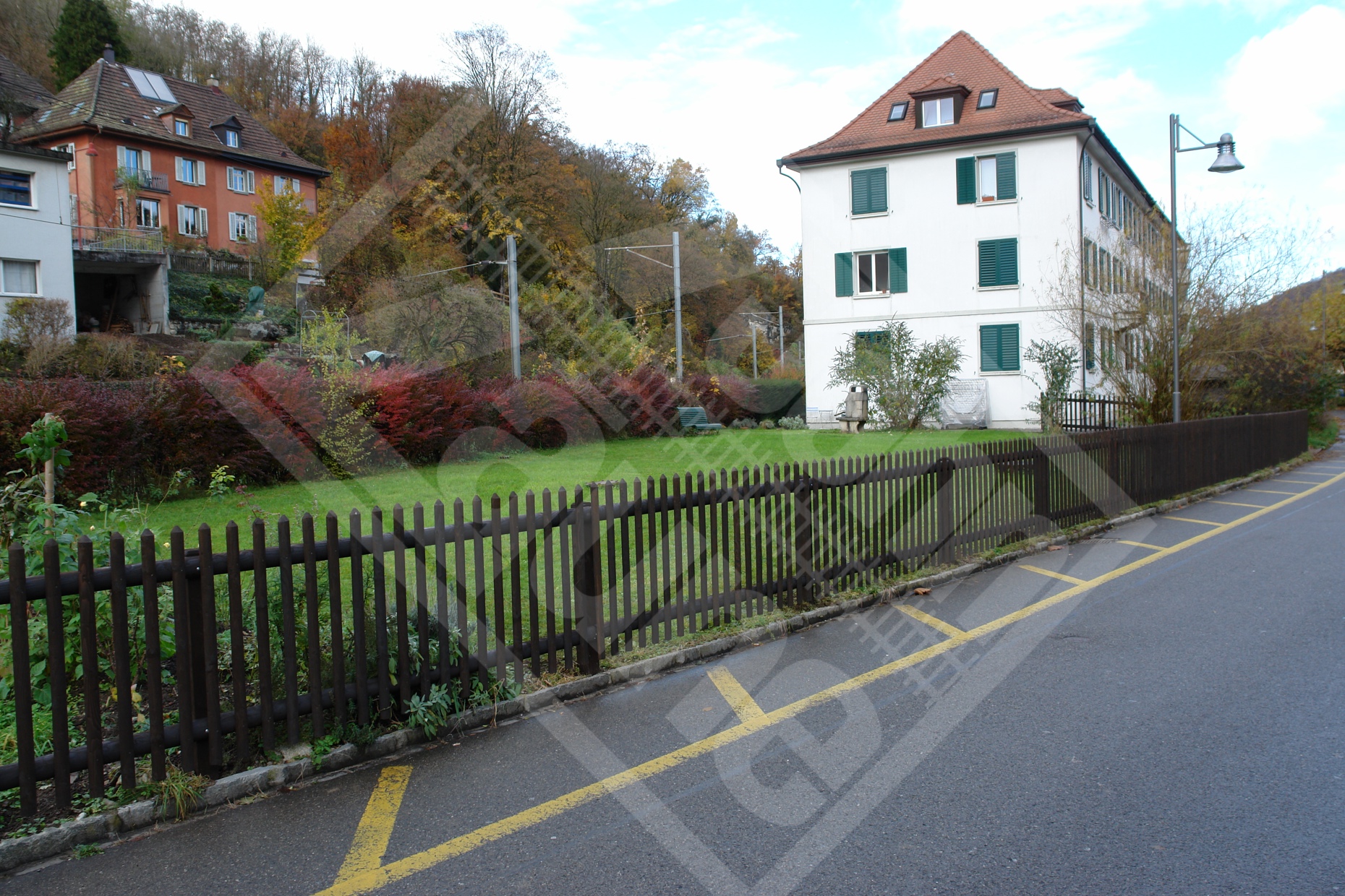 4 Palisadenzaun mit Holzpfosten und Halbrundholztraversen lasiert dunkelbraun