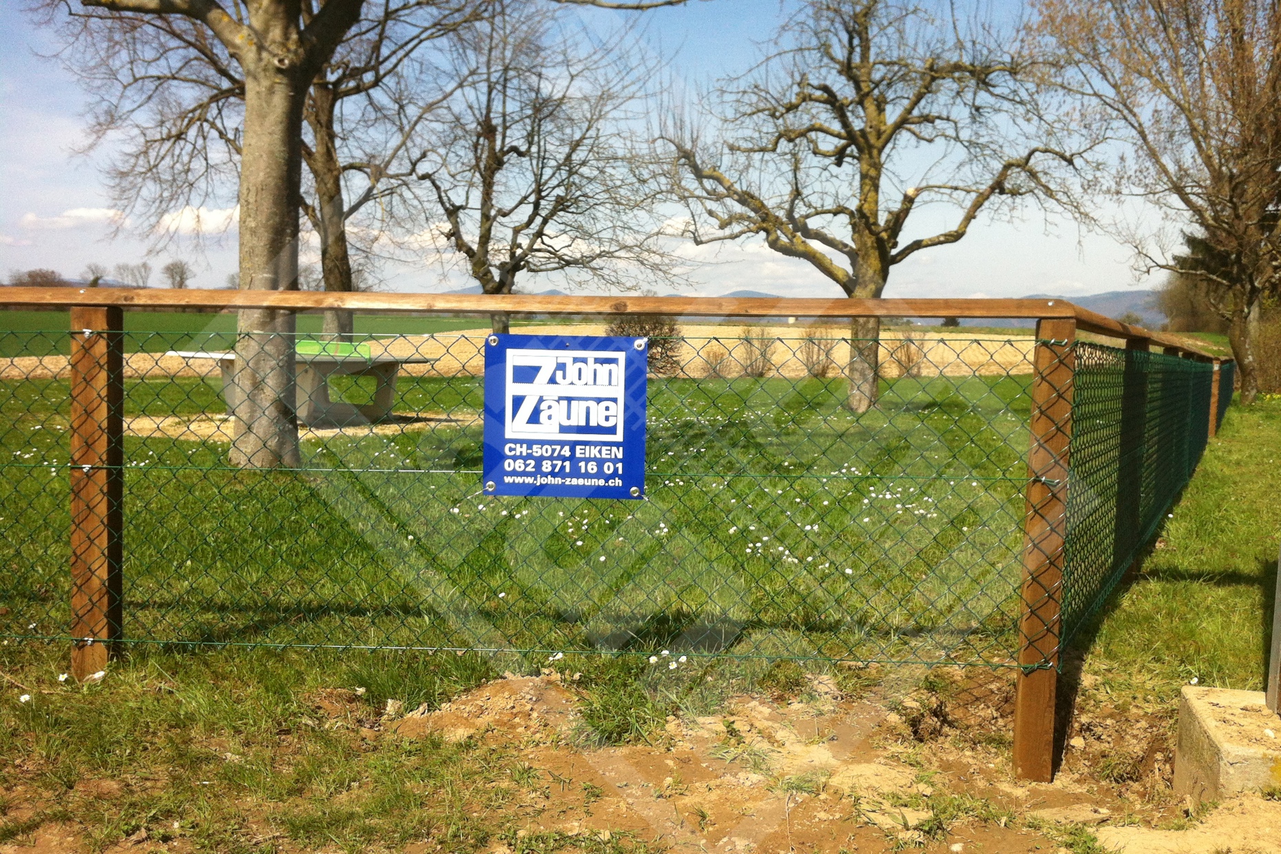 17 Diagonalgeflechtzaun mit Lärchenkantpfosten und Halbrundquerlatte als Handlauf