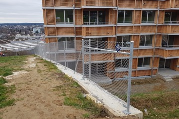 Absturzsicherung mit verzinktem Diagonalgeflecht auf Stützmauern in Aarburg