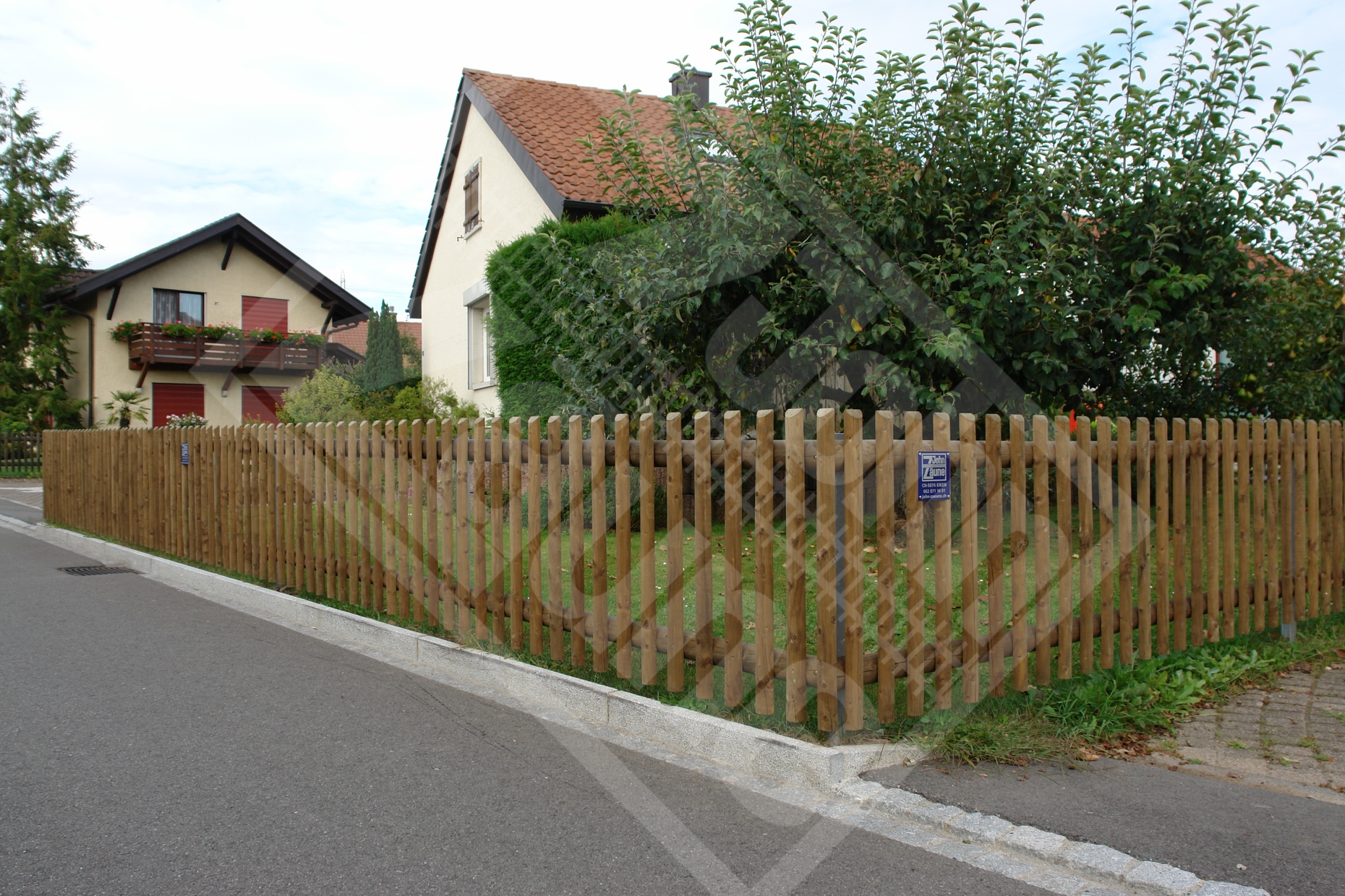 6 Palisadenzaun mit Schrägschnittkopf, Holztraversen