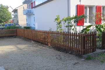 Palisadenzaun mit Holzpfosten in Eiken