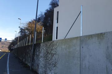 Absturzsicherung mit Diagonalgeflecht auf Betonmauer in Baden