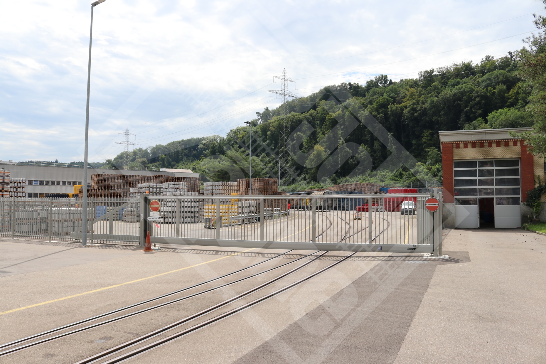 18 Automatische Schiebetoranlage, Zufahrt für Bahnverkehr