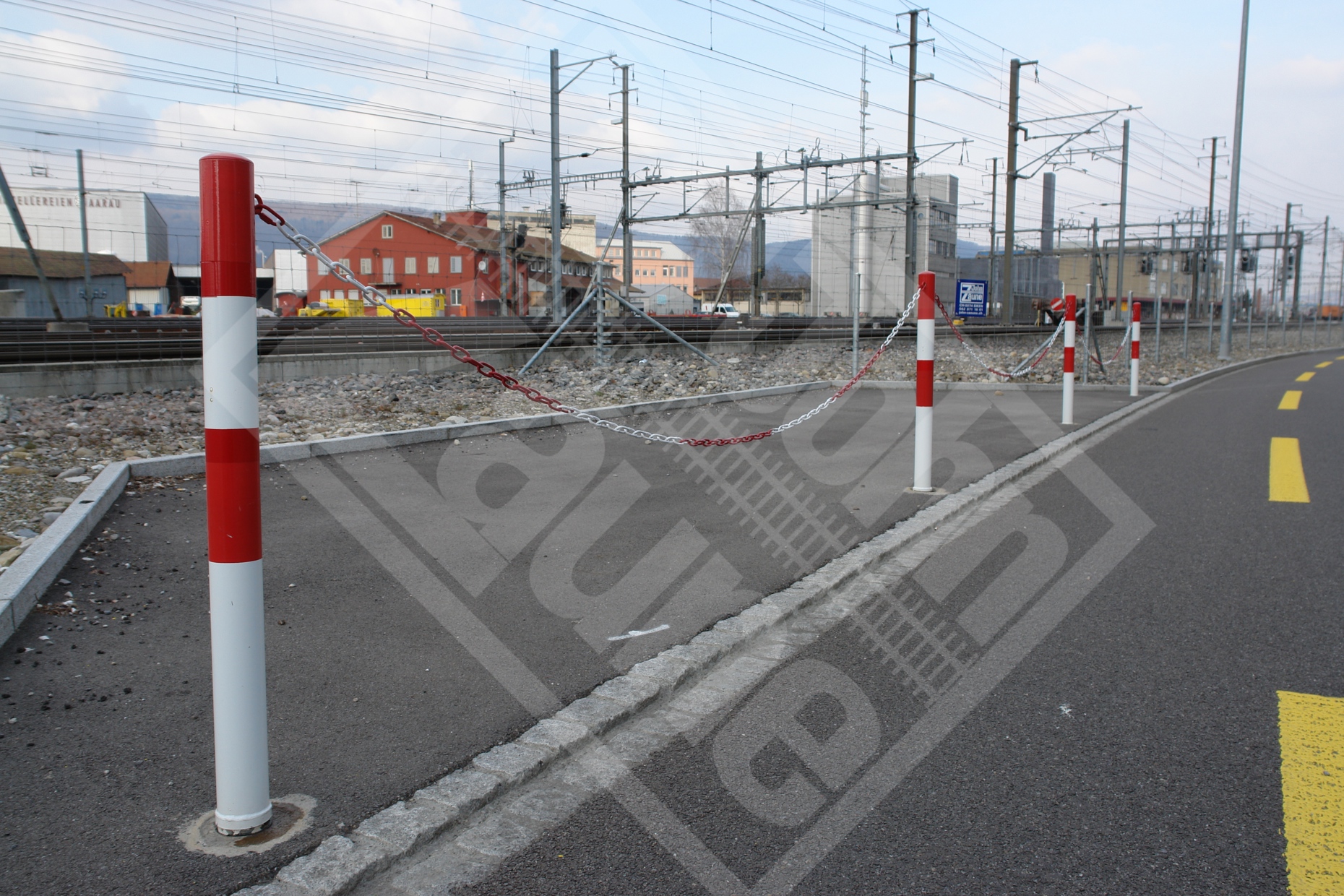 4 Absperrpfosten mit Kette, aushebbar