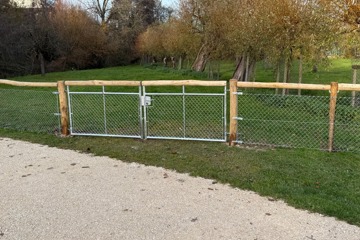 Rohrrahmentor und Weidezaun mit Kastanien-Naturpfosten