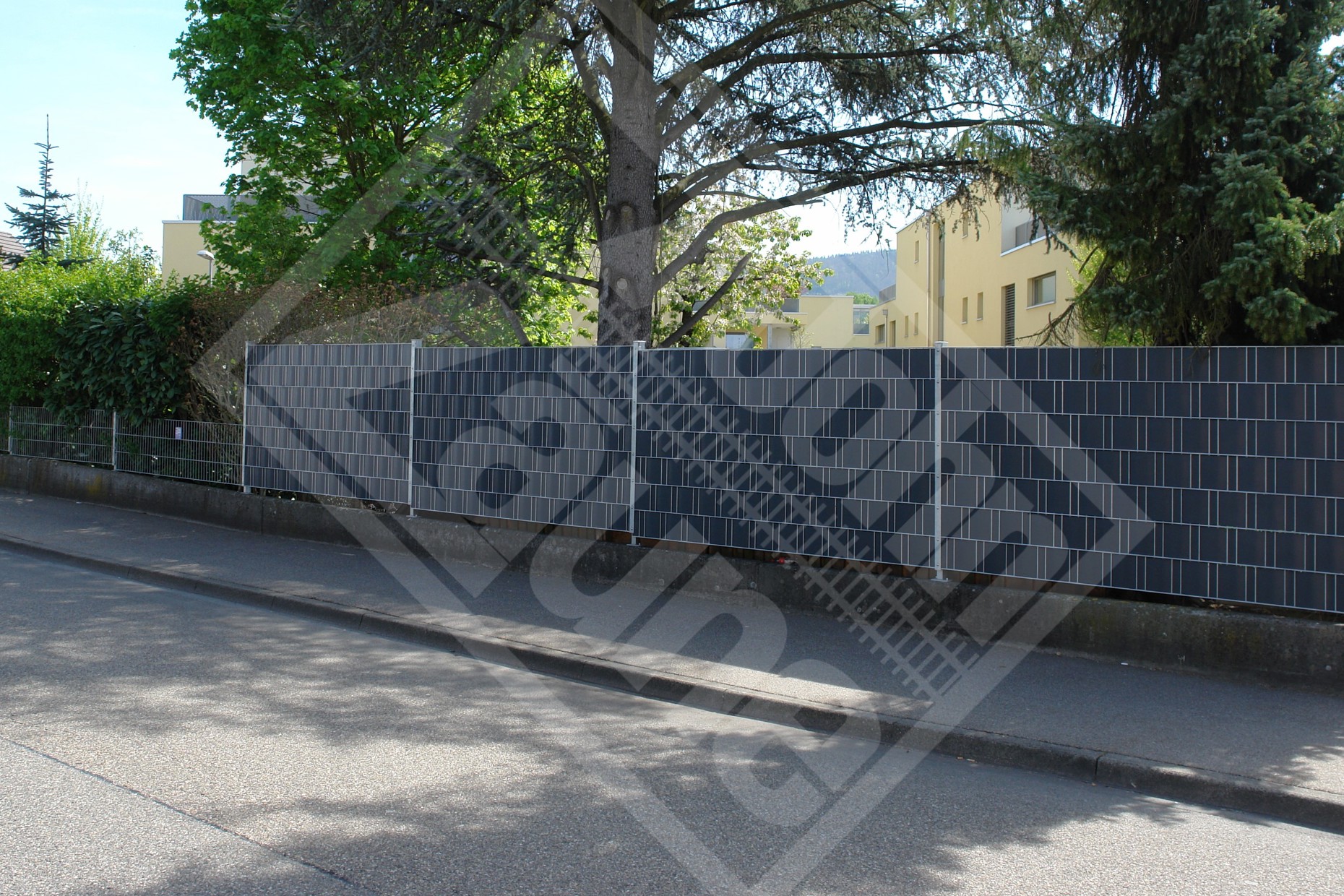 3.1.1 Doppelstab-Gittermattenwand verzinkt mit Kunststoff-Sichtschutzstreifen anthrazit
