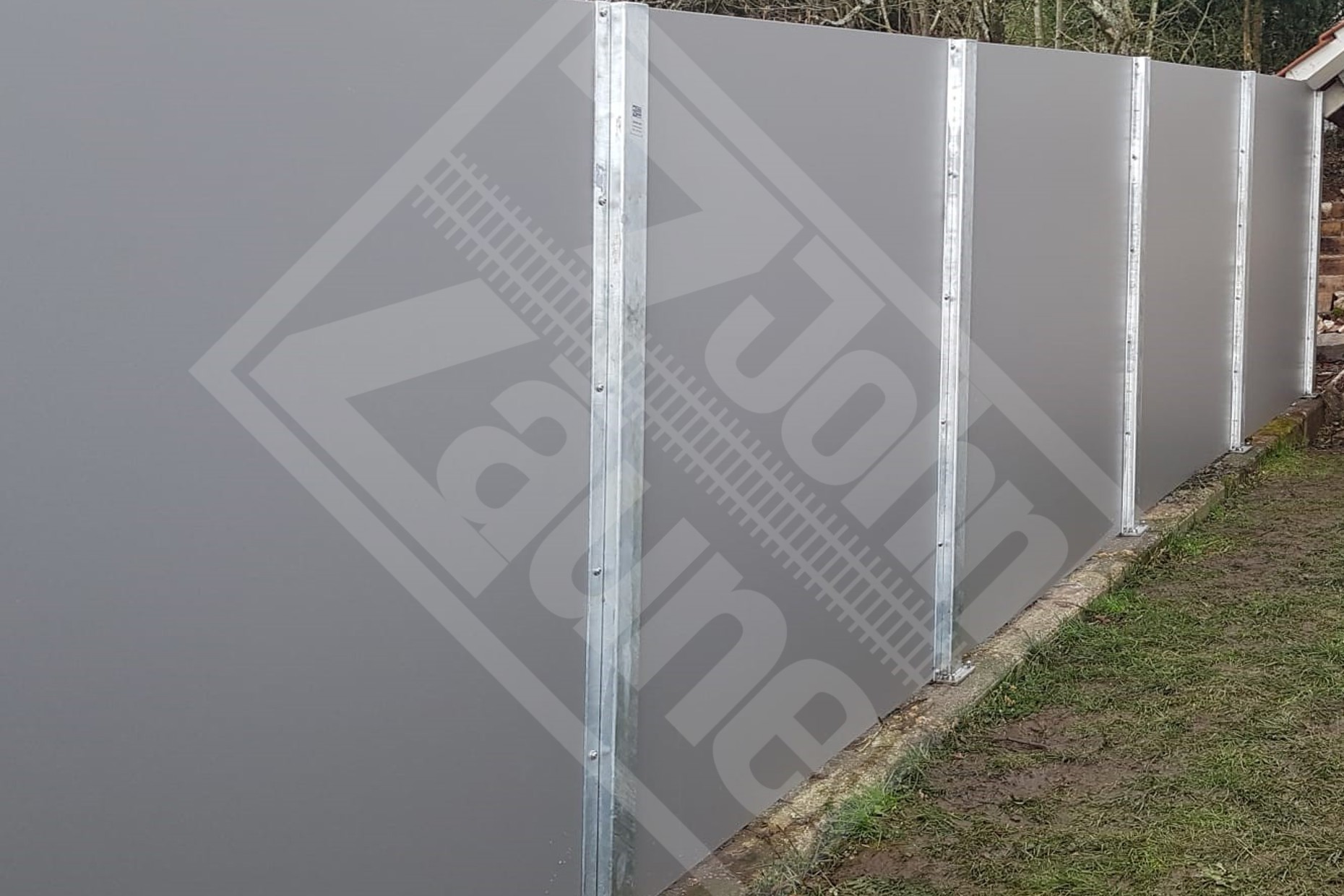 2 Sichtschutzwand aus HPL-Platten grau mit Profilstahlpfosten feuerverzinkt