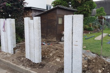 Sichtschutz mit Granitstelen und Motivblechen in Koblenz