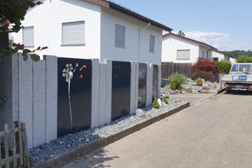Sichtschutz aus Granitstelen und Motivblechen in Koblenz