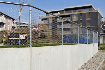 Absturzsicherung mit Edelstahl-Handlauf und Diagonalgeflecht